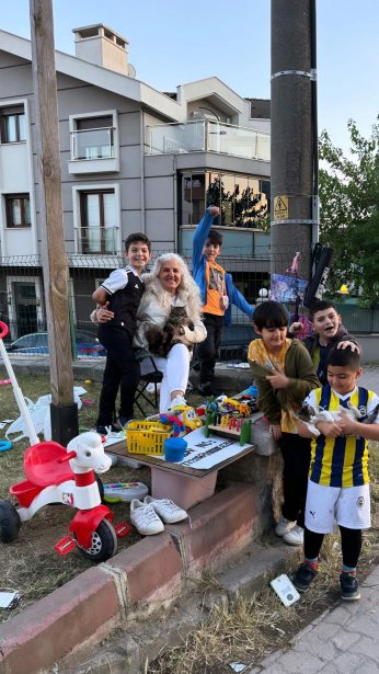Sokak hayvanları için  ikinci el oyuncak pazarı!