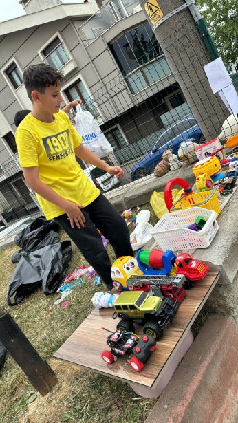 Sokak hayvanları için  ikinci el oyuncak pazarı!