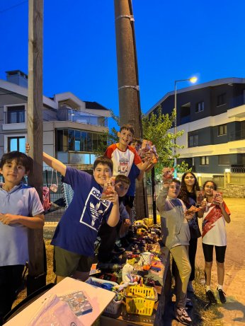 Sokak hayvanları için  ikinci el oyuncak pazarı!