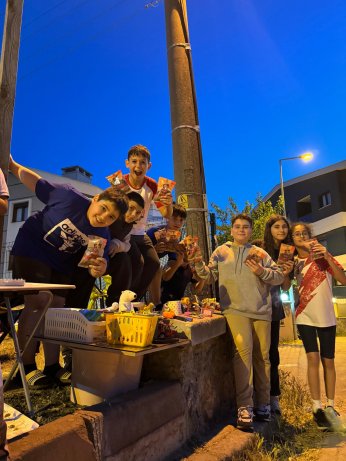 Sokak hayvanları için  ikinci el oyuncak pazarı!