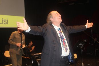 Veda etmiyorum. Son  soluğa kadar buradayım