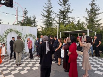 Bu yaz nişan. Diğer yaz düğün 