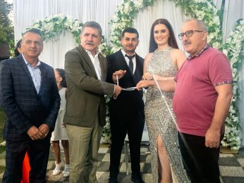 Bu yaz nişan. Diğer yaz düğün 