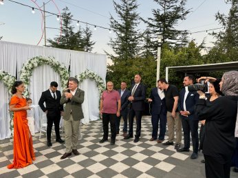 Bu yaz nişan. Diğer yaz düğün 