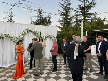 Bu yaz nişan. Diğer yaz düğün 