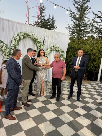 Bu yaz nişan. Diğer yaz düğün 