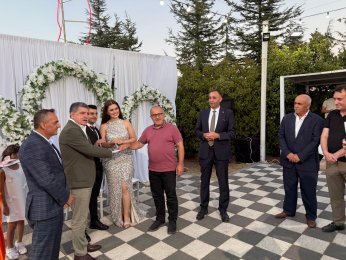 Bu yaz nişan. Diğer yaz düğün 