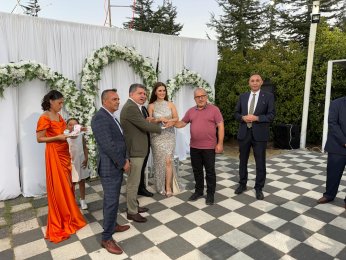 Bu yaz nişan. Diğer yaz düğün 