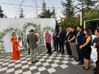 Bu yaz nişan. Diğer yaz düğün 