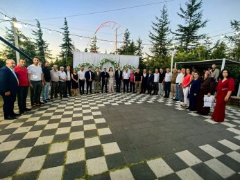 Bu yaz nişan. Diğer yaz düğün 