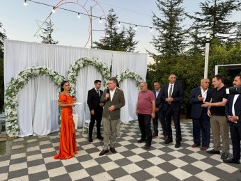 Bu yaz nişan. Diğer yaz düğün 