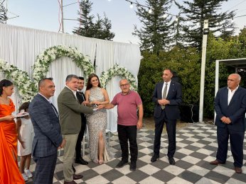 Bu yaz nişan. Diğer yaz düğün 