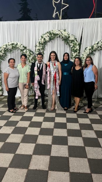 Bu yaz nişan. Diğer yaz düğün 