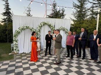 Bu yaz nişan. Diğer yaz düğün 