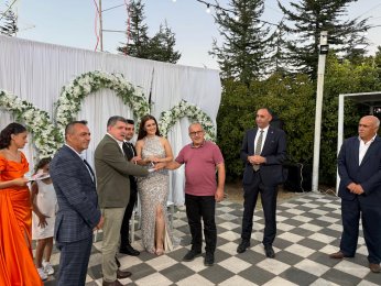 Bu yaz nişan. Diğer yaz düğün 