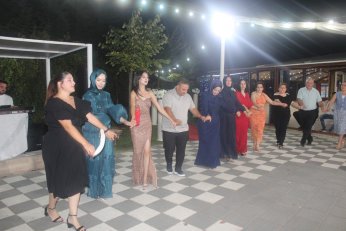 Bu yaz nişan. Diğer yaz düğün 