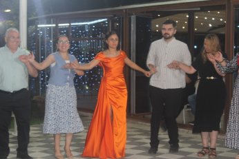 Bu yaz nişan. Diğer yaz düğün 