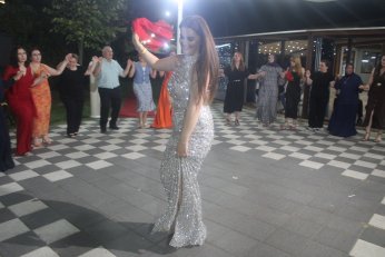 Bu yaz nişan. Diğer yaz düğün 