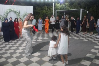 Bu yaz nişan. Diğer yaz düğün 