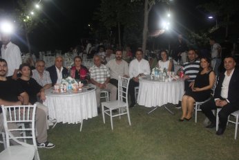 Bu yaz nişan. Diğer yaz düğün 