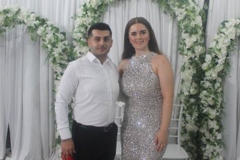 Bu yaz nişan. Diğer yaz düğün 