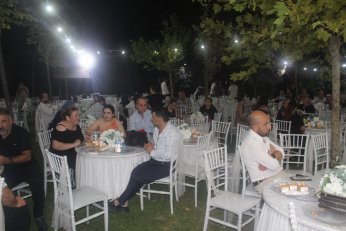 Bu yaz nişan. Diğer yaz düğün 