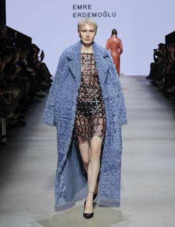 Cennetin Batısında, Kadının Devrimi Başlıyor