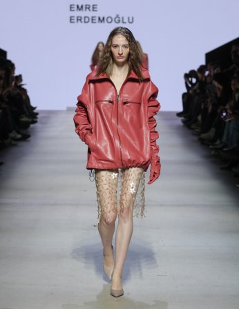 Cennetin Batısında, Kadının Devrimi Başlıyor