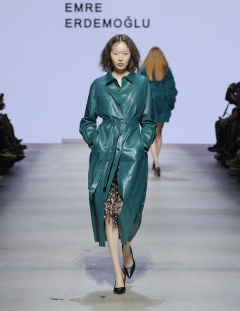 Cennetin Batısında, Kadının Devrimi Başlıyor