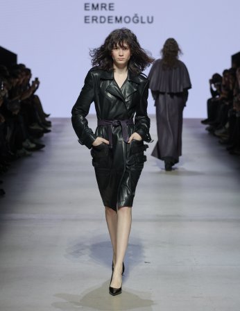 Cennetin Batısında, Kadının Devrimi Başlıyor