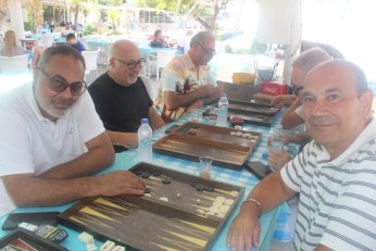 İlk üçe kupa, tavla. Herkese  en iyi su 