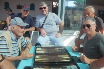 İlk üçe kupa, tavla. Herkese  en iyi su 