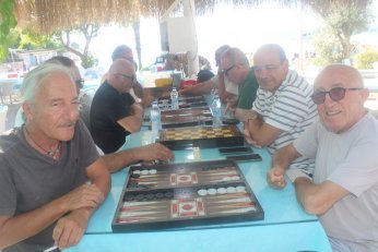 İlk üçe kupa, tavla. Herkese  en iyi su 