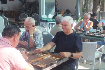 İlk üçe kupa, tavla. Herkese  en iyi su 