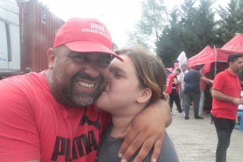 Babaları ve arkadaşlarının haklarını istediler 