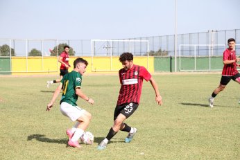 Dostluk maçında 60 futbolcu denediler