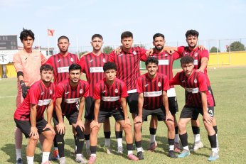 Dostluk maçında 60 futbolcu denediler