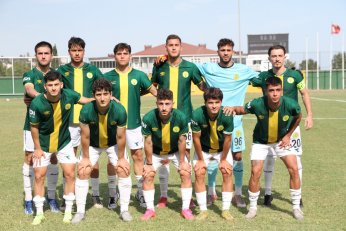Dostluk maçında 60 futbolcu denediler