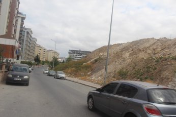 Hafriyat dağ gibi. Otlar riskli. Yeni okul yetişemedi