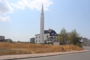 Hafriyat dağ gibi. Otlar riskli. Yeni okul yetişemedi