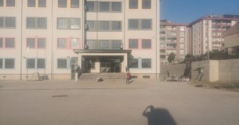 Hafriyat dağ gibi. Otlar riskli. Yeni okul yetişemedi