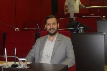 Ağaçlar yol ortasına.  Yağmur suyu depolara 