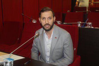 Ağaçlar yol ortasına.  Yağmur suyu depolara 