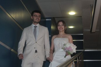 Berfin ile Aliseydi kalemi  bu sefer imza için kullandı