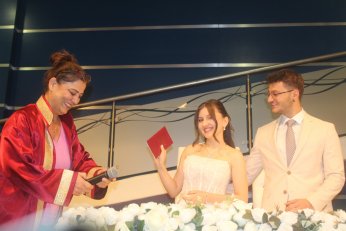 Berfin ile Aliseydi kalemi  bu sefer imza için kullandı