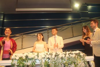 Berfin ile Aliseydi kalemi  bu sefer imza için kullandı