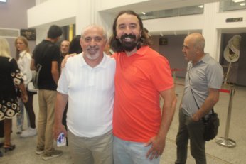 Berfin ile Aliseydi kalemi  bu sefer imza için kullandı