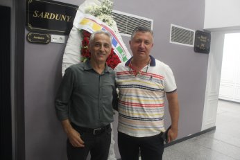 Berfin ile Aliseydi kalemi  bu sefer imza için kullandı