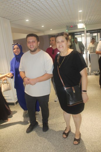 Berfin ile Aliseydi kalemi  bu sefer imza için kullandı