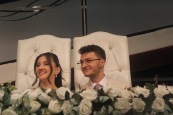 Berfin ile Aliseydi kalemi  bu sefer imza için kullandı